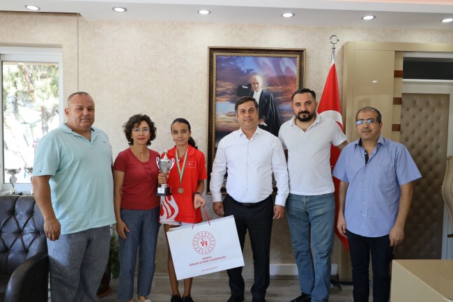 İl Müdürü Öztürk, Avrupa Üçüncüsü Elif Deniz’i tebrik etti