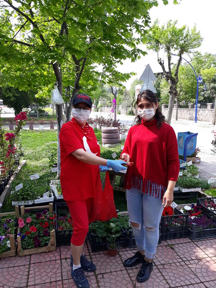 Gökçen Ailesinden 100. yılda 100 bayrak