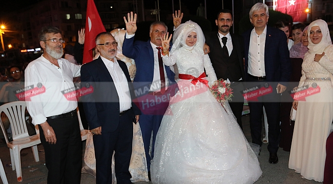 Akhisar'da gelin ve damat düğün töreninin ardından demokrasi nöbetine katıldı