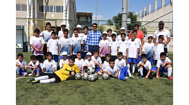 Başkan Çelik minik futbolcuları ziyaret etti