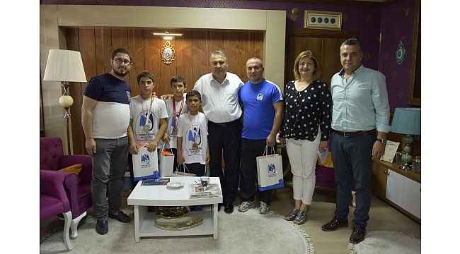 Başkan Çerçi şampiyon güreşçileri ağırladı