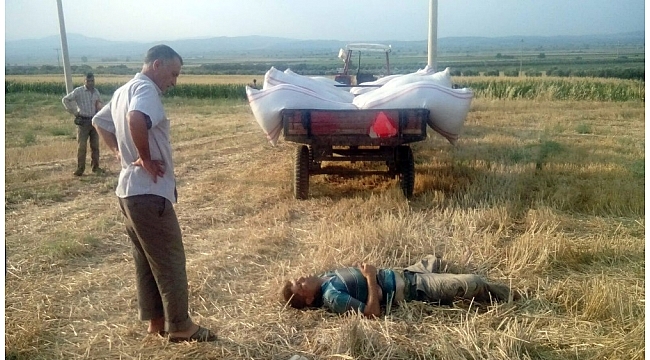 Freni boşalan traktörün altında kaldı