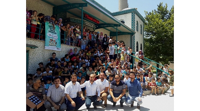 Gençlerden çocuklara dondurma ikramı