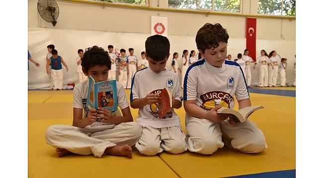 Hem judo yapıyorlar hem de kitap okuyorlar