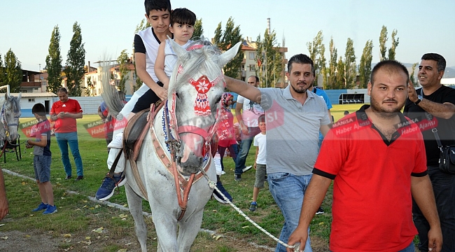 Lösemi hastası Pelin için ata bindiler