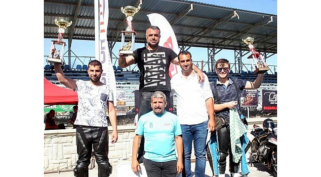 Manisa Büyükşehir Belediyesporlu motorcular pistlerin tozunu attırdı