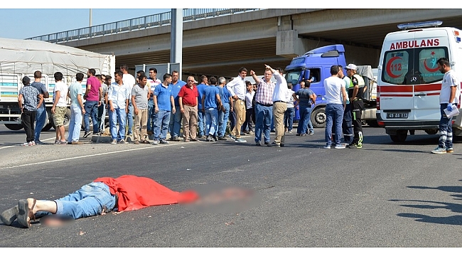 Motosikletiyle kamyonun altında kaldı: 1 ölü