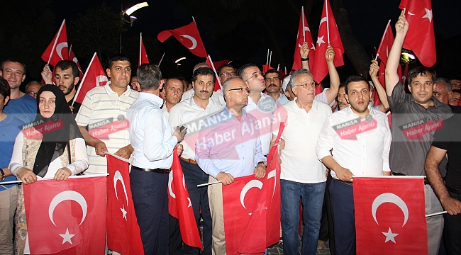 Salihli'de on binler demokrasi için yürüdü