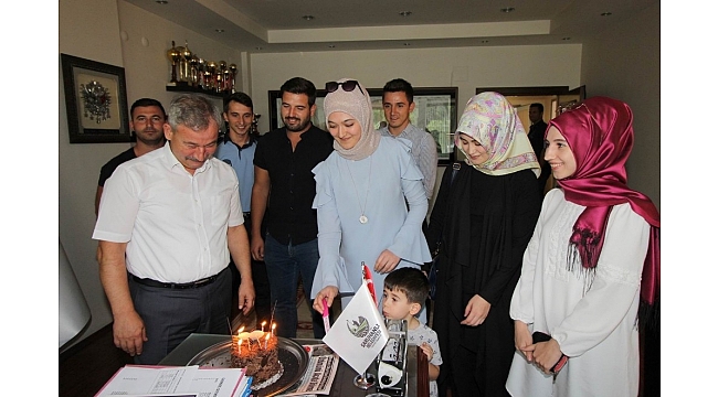 AK Parti'li gençlerden Başkan Yaralı'ya doğum günü sürprizi