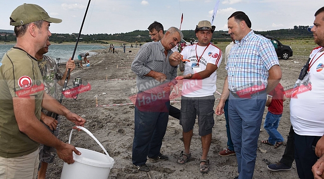 Amatör balıkçılar Soma'da yarıştı