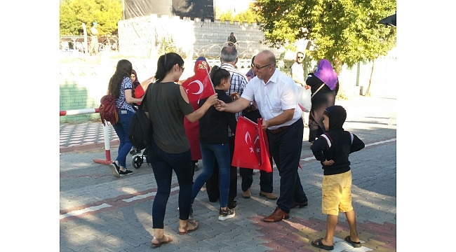 Asker aileleri yemin törenine Türk Bayraklarıyla katıldı