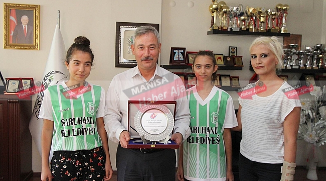Badminton Federasyonu'ndan Başkan Yaralı'ya plaket