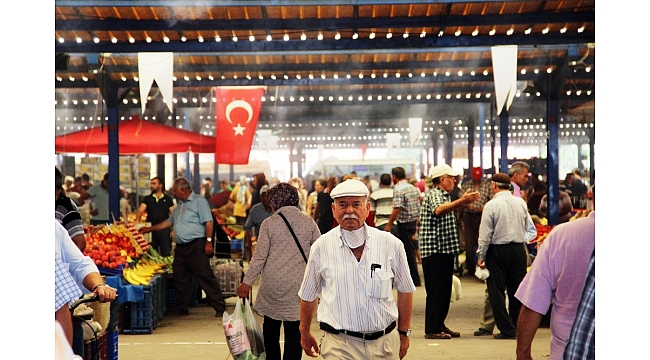 Bu pazarda ne sıcaklar ne de fiyatlar yakıyor