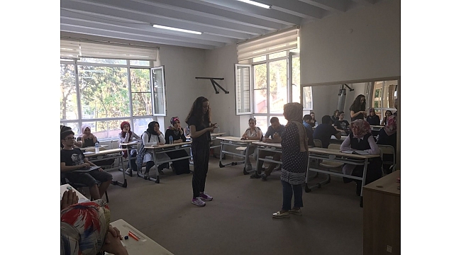 İşaret dilini öğrenerek engelleri aşıyorlar