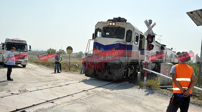 Kamyonun çarptığı elektrik direği tren raylarına devrildi