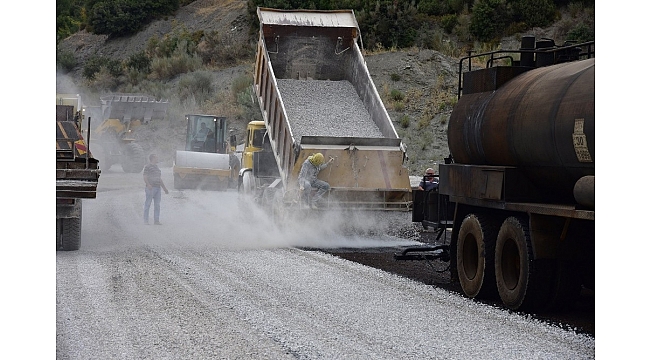 Manisa'da bozuk yollar onarılıyor