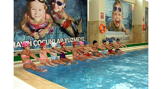 Salihli'de çocuklar yüzme öğrenecek