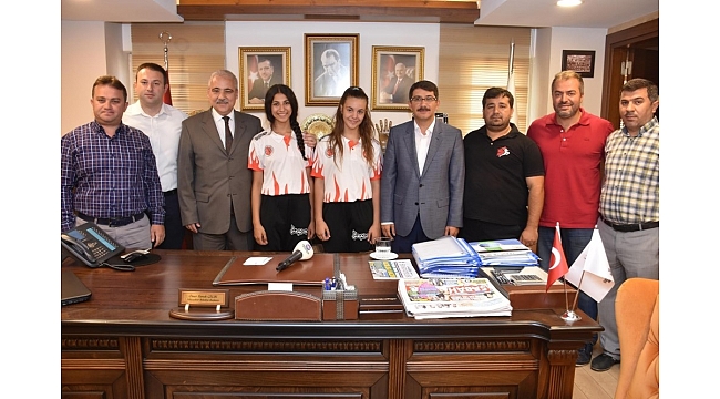 Şampiyonlar Başkan Çelik'i ziyaret etti