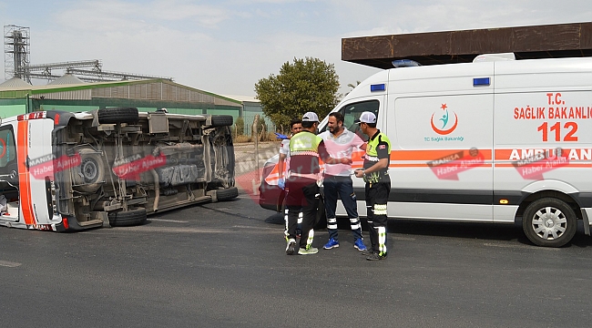 Akıl hastası sevki yapan ambulans devrildi