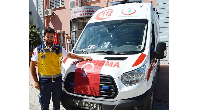 Ayakkabılıkta bulduğu Türk bayrağını ambulansa astı