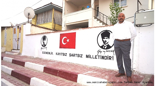 Bayrak ve Atatürk sevgisini duvara işledi