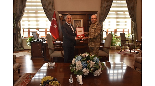 EDOK Komutanından Vali Güvençer'e plaket