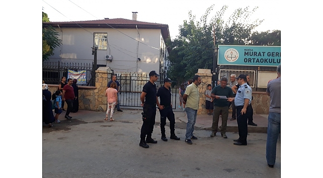 Emniyet personeli öğrencilerin güvenliği için çalışıyor
