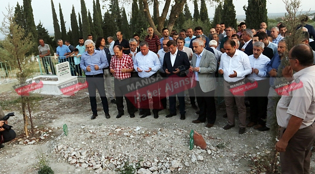 Eski Başbakan Davutoğlu, Akhisar'da Ahmet Er'in kabrini ziyaret etti