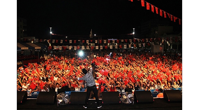 Hande Yener ve Murat Dalkılıç on binlere söyledi
