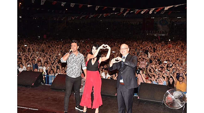 Hande Yener'den muhteşem performans