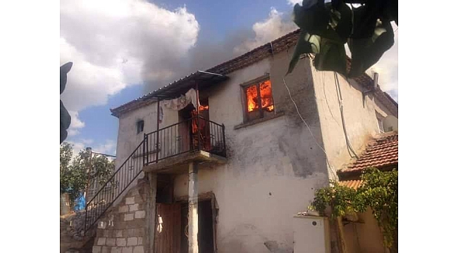 Kırkağaç'ta bir ev kül oldu