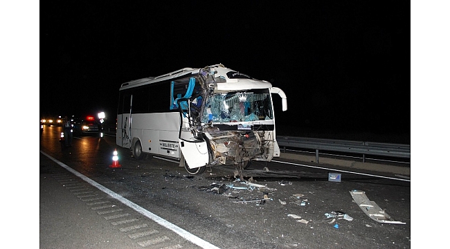 Manisa'da minibüs tıra arkadan çarptı; 16 yaralı