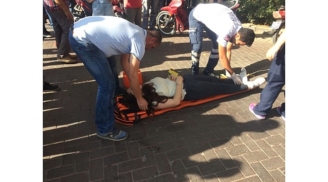 Motosikletiyle otomobile çarpan genç kız yaralandı