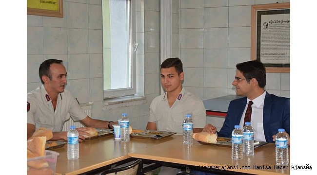 Selendi Kaymakamı ilçedeki ilk gününde Mehmetçiklerle yemek yedi