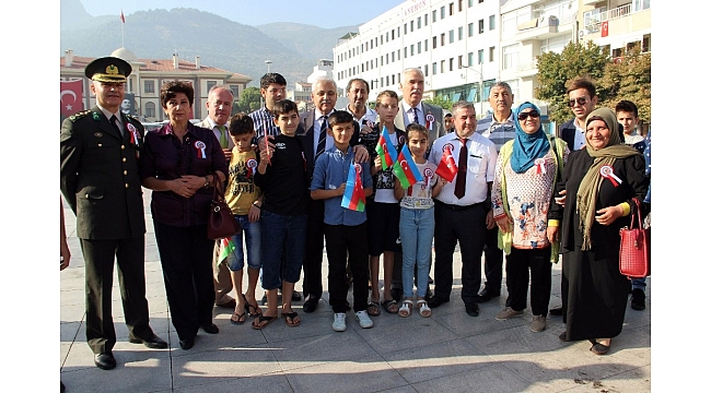 Vali Güvençer'den Azerbaycanlı gazi çocuğuna içten sarılış