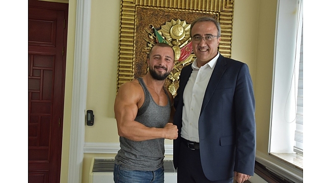 Vücut geliştirme sporcusundan gençlere nasihat
