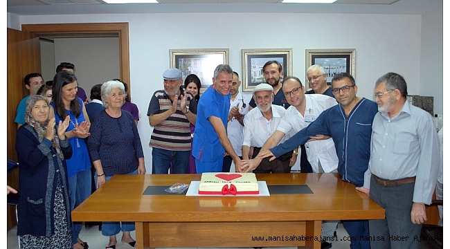 Yüzüncü açık kalp ameliyatı pasta keserek kutlandı