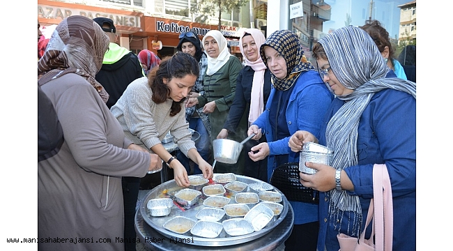 AK Parti Soma Kadın Kollarından aşure hayrı
