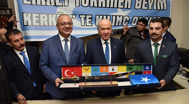 Bahçeli'ye kılıç hediye edildi