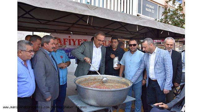 Başkan Karaçoban kendi elleriyle aşure ikram etti