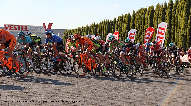 Bisikletçiler Manisa'dan geçti