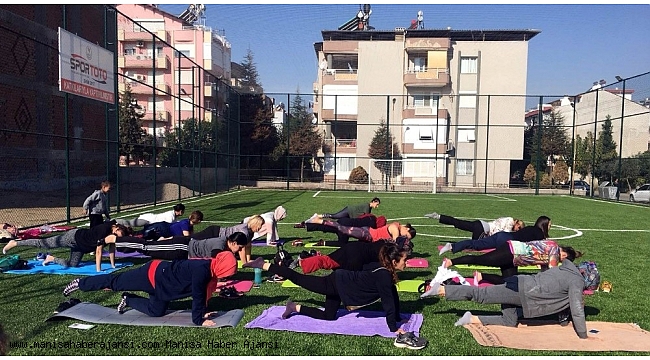 Kadınlar halı sahada yoga yaptı