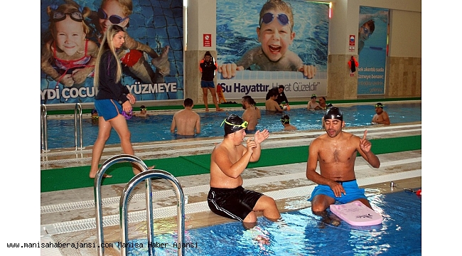 Manisa'da engeller kulaç atarak aşılıyor