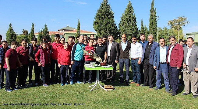 Teknik Direktör Buruk'a doğum günü sürprizi