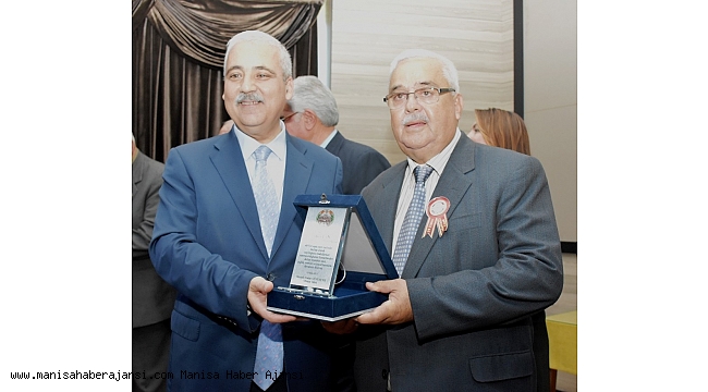 Vali Güvençer'den 40 yıllık muhtarlara plaket