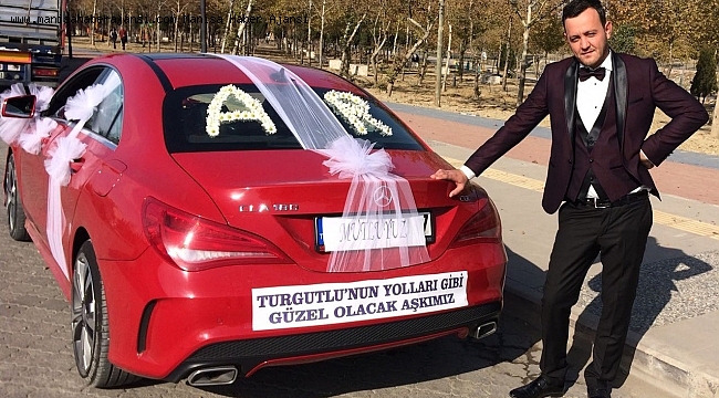 Gelin arabasına "Turgutlu'nun yolları gibi güzel olacak aşkımız" yazdırdı