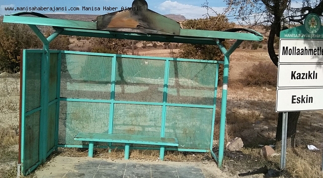Isınmak isterken durağı yaktılar