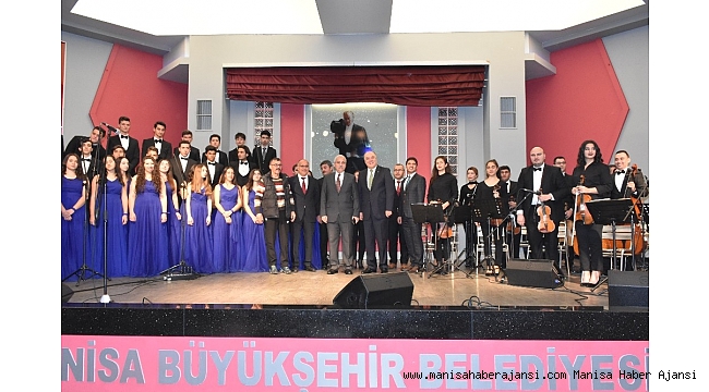 Liselilerin müzik ve şiir dinletisi büyüledi