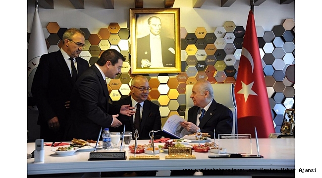 MHP'li Öztürk, yerli otomobil raporunu Bahçeli'ye sundu