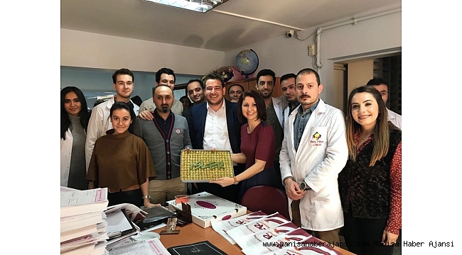 Öğretmenlere baklavalı kutlama
